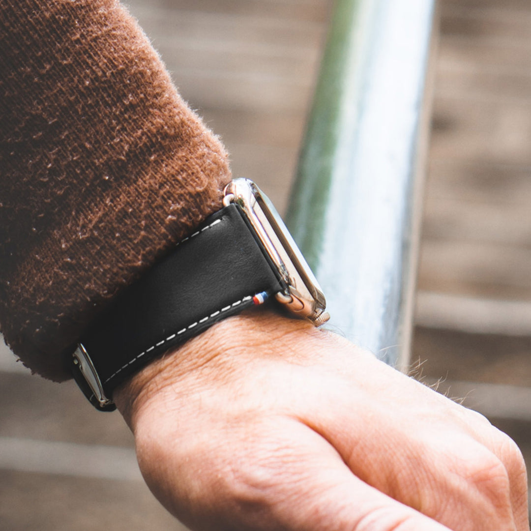 Simple Tour - Black Greased Cowhide Apple Watch 46 / 49 mm