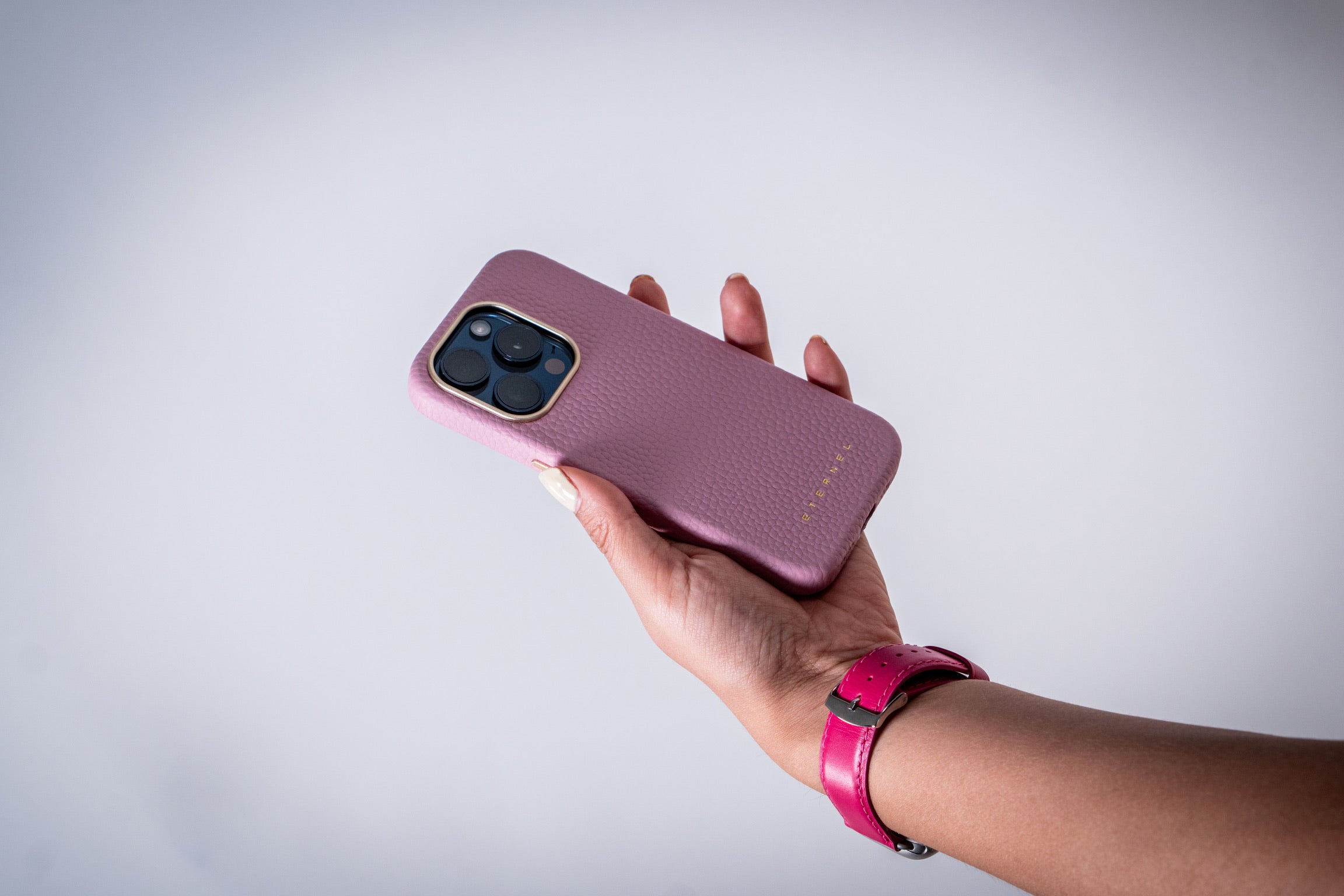 The 5 Advantages of a Leather iPhone Case - ETERNEL The 5 Advantages of a Leather iPhone Case - ETERNEL
