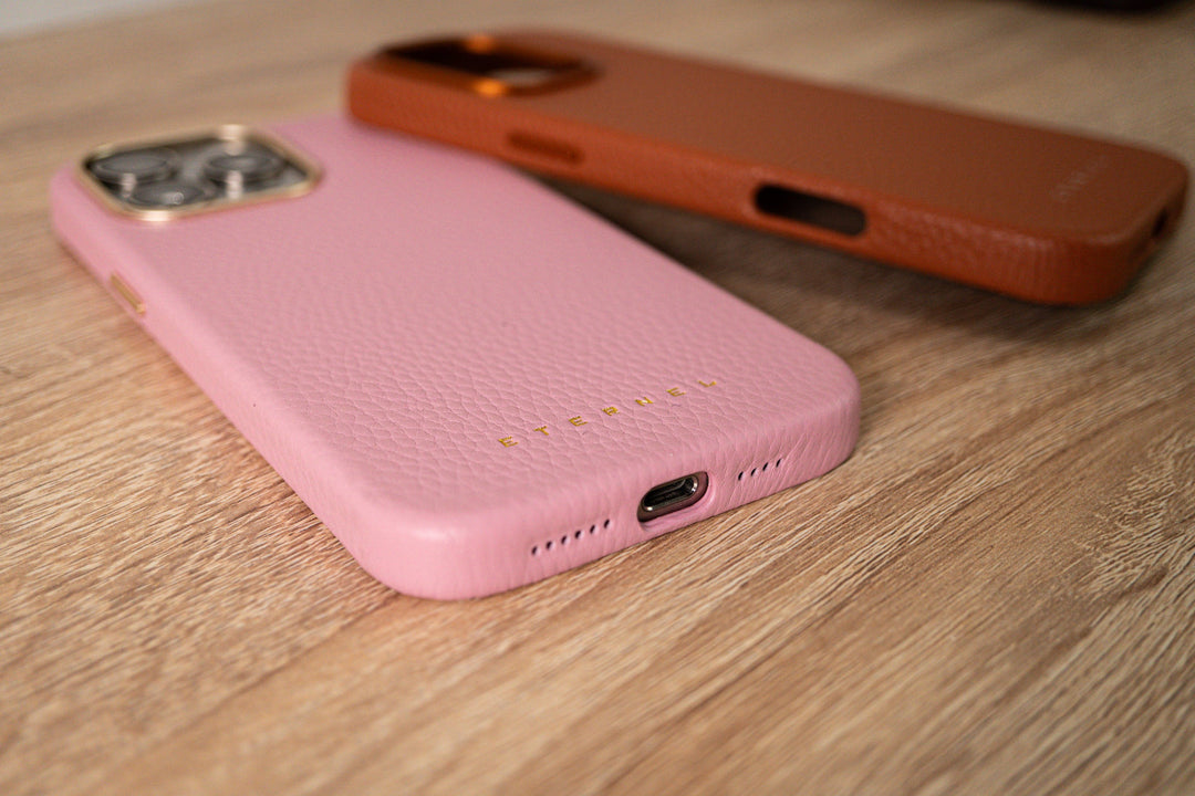 iPhone 15 pro avec une coque en cuir marron