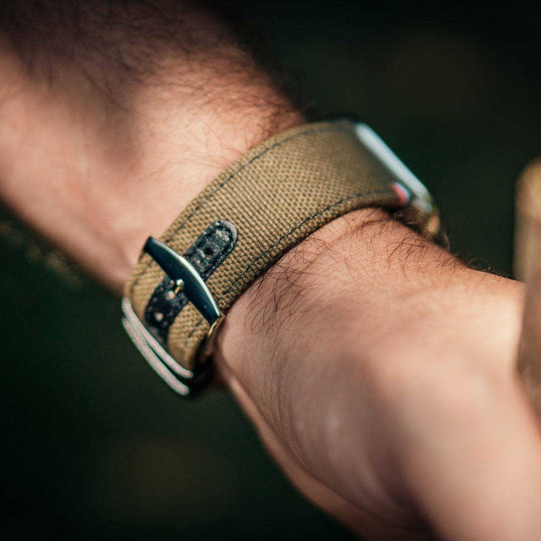 New Rover - Apple Watch Armband aus verstärktem Stoff in Khaki 46 / 49 mm