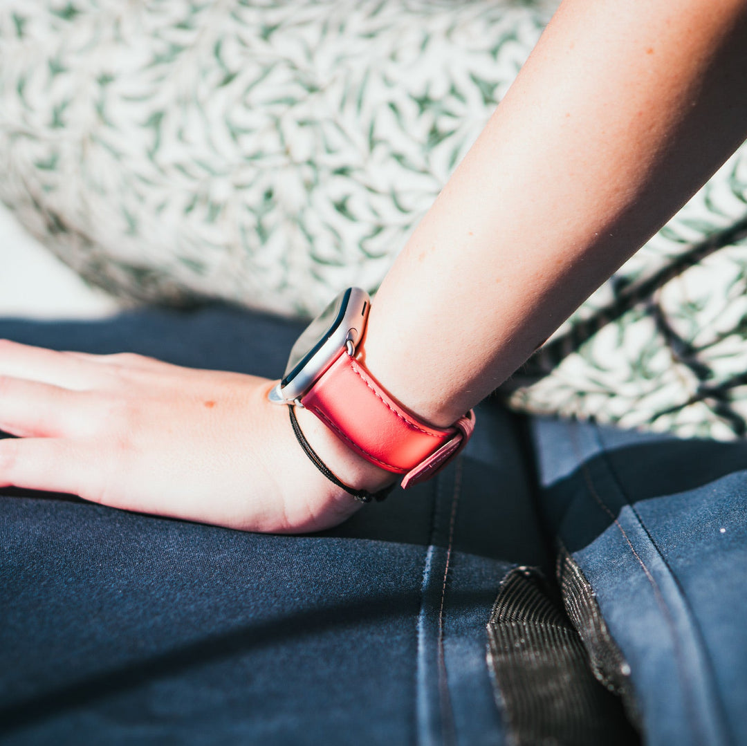 Aquarelle - Apple Watch Armband aus Leder, kleine Größe Koralle 46 / 49 mm