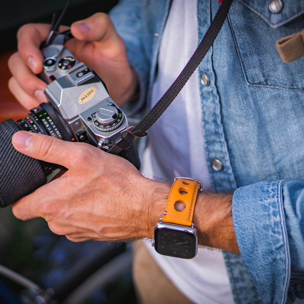 Photographe avec Apple Watch cuir et drapeau français